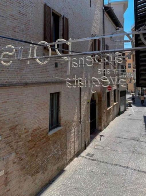 Appartamento Centro Storico Nuovo E Ristrutturato Pesaro Kültér fotó